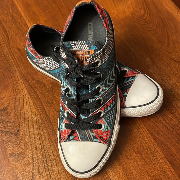 Converse Shoes - Converse tennis shoe men’s 6 womens 8 leather trim on heel and tong of shoe